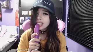 Geiles Teen zeigt vor der Webcam ihre Blowjob Künste am Dildo