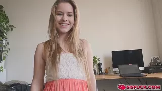 Blondes Girl bläst und reitet dicken Pimmel