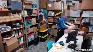 Junge Ladendiebin wird auf der Wache zur Strafe von einem Polizisten gefickt