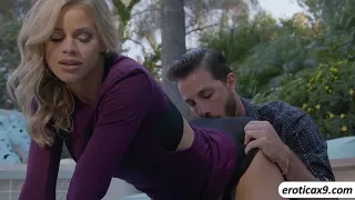 Er beobachtet eine schöne Blondine am Pool und wird zum Fick eingeladen