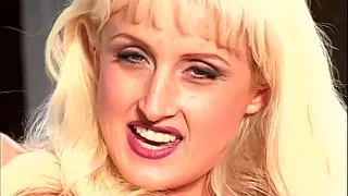 Mina masturbiert sich die Muschi nur für dich