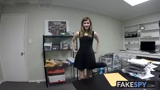 Alaina Dawson macht am ersten Arbeitstag die Beine breit