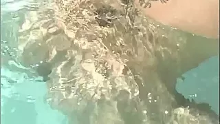 Lesbische Freundinnen haben Dreier am Pool