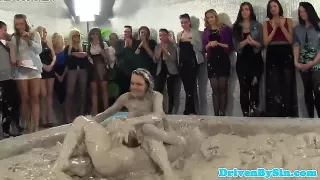 Zwei Schlampen beim Schlammcatchen