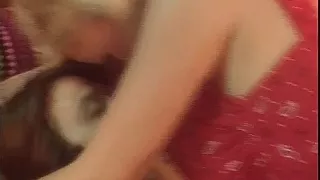 Er dehnt ihre Pussy mit seinem dicken Schwanz bevor er kommt