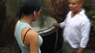 Transe macht outdoor mit jungem Mann herum