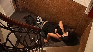 Verliebtes geiles Paar hat heimlich Oralverkehr im Treppenhaus