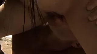 Urlauberpaar fickt draußen am Strand