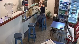 Blonde Kundin bläst schwarzem Eisverkäufer den Schwanz