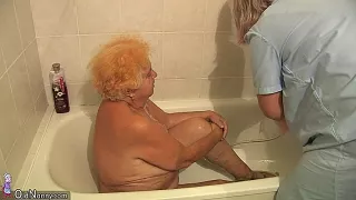 Alte Oma gebadet und eingeseift
