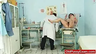 Sexgeiler Arzt untersucht die Muschi einer älteren Frau