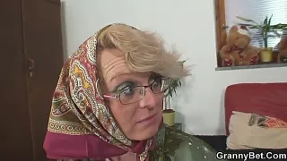 Geile Oma besorgt es dem jungen Schwanz