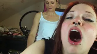 Cassy Young und JezziCat lutschen Schwanz