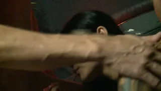 Tätowierte Schlampe beim Blasen