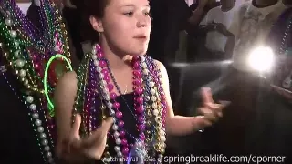 Ausgelassene Teens ziehen blank