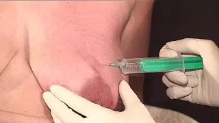 Sklavin kriegt die schlaffen Titten aufgespritzt