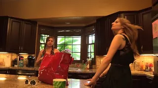 Ela Darlin spielt mit ihrer Freundin