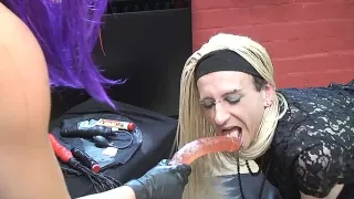 Devote Tranny Sklavin dient den Dominas