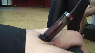 Schuldiger Sklave wird in Ketten gelegt und bestraft