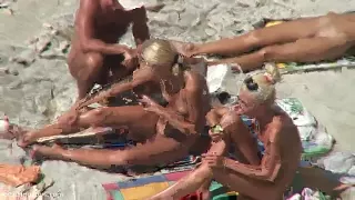 Nackte Schlampen am Strand