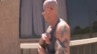 Die rasierte Schwanzlutscherin von der Straßenecke