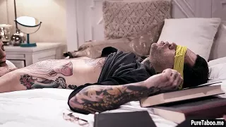 Zwei Studentinnen fallen über ihn her