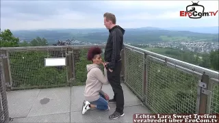 Braune Schlampe mit Undercut vögelt Outdoor am Aussichtspunkt