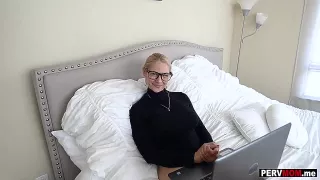 Blonde Stiefmama im Bett überrascht und doggystyle gefickt