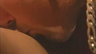 Süßer Sex mit der Freundin am Pool