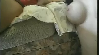 Amateur Lesben ficken sich zu Hause nass