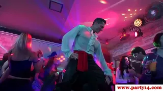 Swingerinnen bumsen auf Sexparty fremde Männer