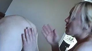 Blondes und rothaariges Mädel beim lesbischen Liebesspiel