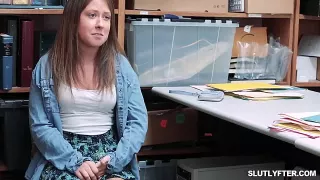 Wenn der Polizist das unschuldige Mädchen auf dem Schreibtisch vögelt