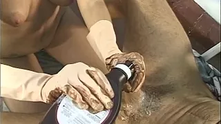 Versauter Handjob mit Sperma und Schokosauce