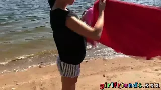 Lesbische Teens haben Spaß im Wald