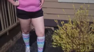 Dicke Amateurin zeigt ihre fetten Beine in Shorts