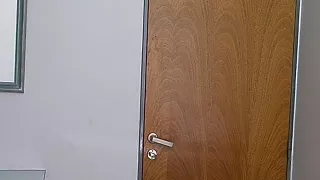 Blonde Transe will rumknutschen