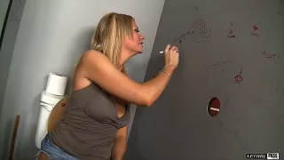 Sledge Hammer lässt seinen BBC durchs Glory Hole von Christina Skye blasen