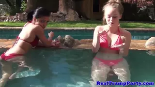 Schlampen ficken im Pool