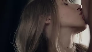 Blondes Teen genießt die harten Stöße von hinten