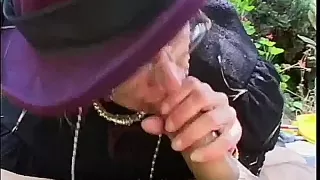 Geile Oma öffentlich rangenommen