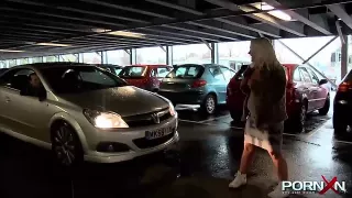 Blonde Milf läuft rum und pisst