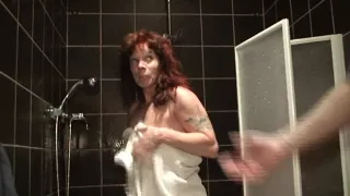 Devote Rothaarige in die Dusche gescheucht