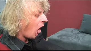 Domina in Nylons lässt sich verwöhnen