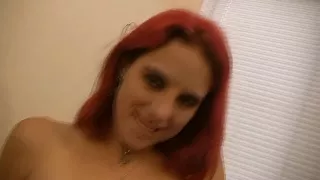 Amateurin rutscht auf Schwanz auf und ab