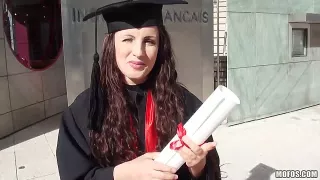 Abschluss in der Tasche und Schwanz im Mund