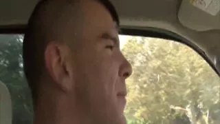 Die Schlampe geht mit und lässt sich durchficken