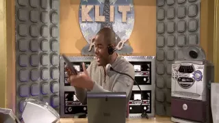 Rassige Latina fickt einen Neger während der Radiosendung