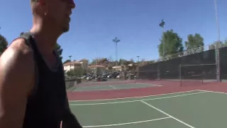 Nach dem Tennis spielt sie mit seinem Schwanz