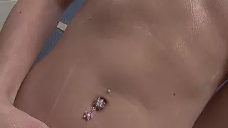 Im Bad fickt sich die blonde Maus mit einem Dildo